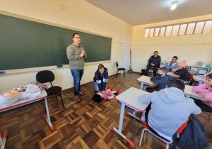 Equipe da ESF Vila Rosa realizou teatro sobre primeiros socorros na Escola Gabriel Prestes