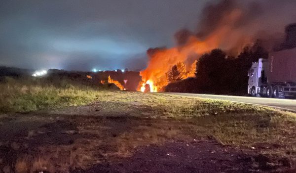 Caminhão carregado de etanol pega fogo na BR 376