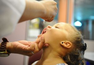 Reforços da vacina da poliomielite estão sendo realizados de forma centralizada na ESF Central