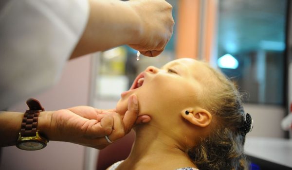 Reforços da vacina da poliomielite estão sendo realizados de forma centralizada na ESF Central