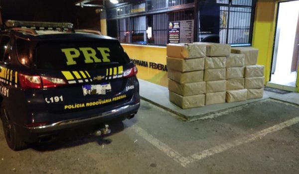 Pai e filho são presos pela PRF com 1,3 mil celulares e tablets em Balsa Nova