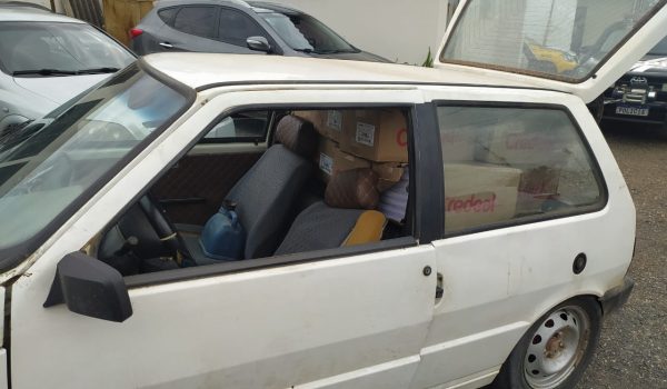 Condutor e passageira são detidos com Fiat Uno carregado de cadernos saqueados de caminhão