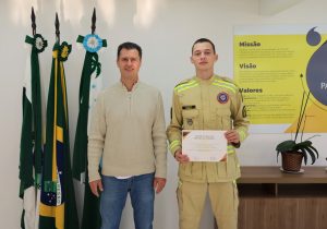 Soldado Raul José Mezzadri de Almeida recebe certificado de honra ao mérito