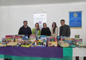 Rotary Club entrega jogos e brinquedos terapêuticos ao CEAD