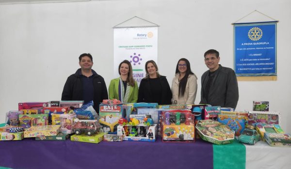 Rotary Club entrega jogos e brinquedos terapêuticos ao CEAD