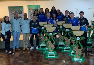 Atletas sub-17 de futsal de Palmeira recebem premiação da Copa da AMCG