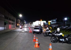 Polícia realiza 30 autos de infração de trânsito em bloqueio na Rua XV de Novembro