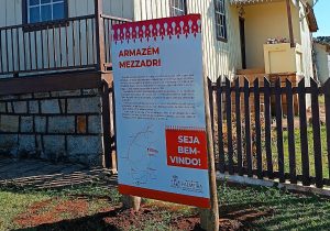 Prefeitura Municipal de Palmeira finaliza instalação de placas turísticas e material é vandalizado em Santa Bárbara