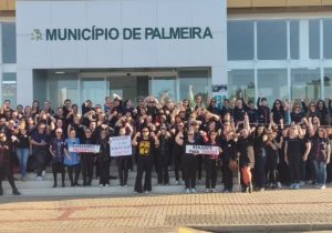 Professores da rede municipal de ensino de Palmeira iniciaram paralisação na segunda-feira (24) 