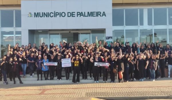 Professores da rede municipal de ensino de Palmeira iniciaram paralisação na segunda-feira (24) 