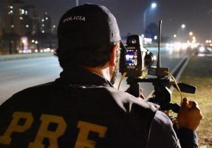 À noite, PRF flagra um veículo por minuto acima da velocidade permitida no Paraná