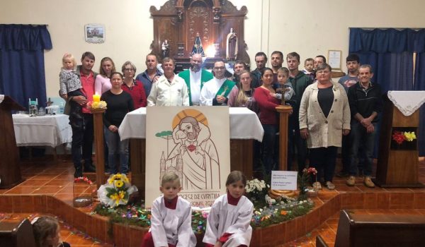Ícone Vocacional visita última comunidade na peregrinação pela Paróquia