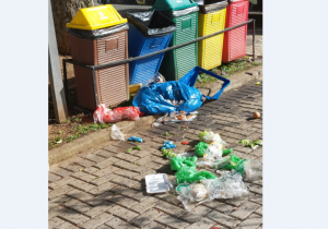 Ouvinte reclama de lixos espalhados em lixeiras na Praça Manoel Ribas