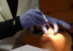 Dentista enfatiza a importância da saúde bucal no Dia Mundial do Dentista