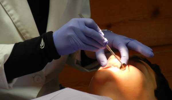 Dentista enfatiza a importância da saúde bucal no Dia Mundial do Dentista