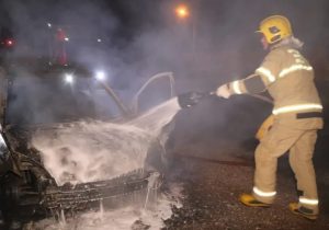 Ford Fiesta pegou fogo e ficou completamente destruído na PR-151