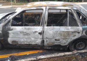 Carro furtado é incendiado em Palmeira