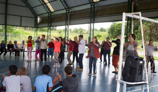 CEMID faz visita em escola municipal e grupos realizam troca de apresentações culturais