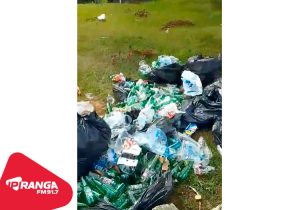 Imagens mostram descarte irregular de lixo na Praça do Museu
