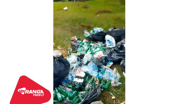Imagens mostram descarte irregular de lixo na Praça do Museu
