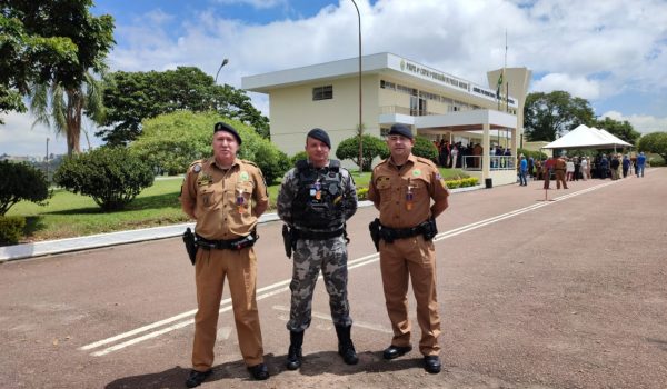 Polícias de Palmeira recebem a medalha 'Heróis dos Campos Gerais'