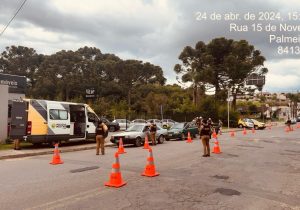Polícia Militar de Palmeira realizou blitz no centro de Palmeira nesta quarta-feira (24)