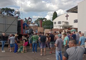 Caminhões com donativos para o RS serão carregados no fim da tarde desta sexta-feira (17)