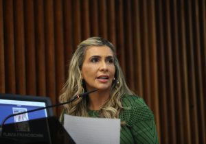 Deputada Flávia Francischini protocola projeto de lei para acabar com prazos diferenciados em consultas e exames no Paraná