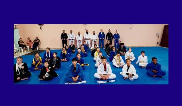 Atletas de Jiu-jitsu do projeto 'lutando pelo bem' receberam graduação no sábado (27)