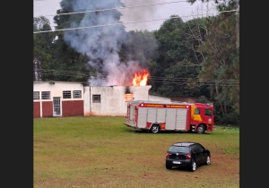 Corpo de Bombeiros é acionado para combater incêndio no antigo hospital da Vila Maria