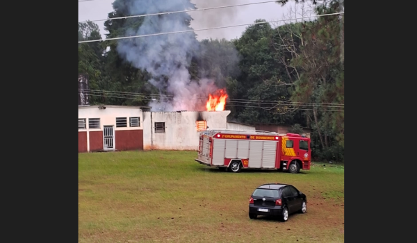 Corpo de Bombeiros é acionado para combater incêndio no antigo hospital da Vila Maria