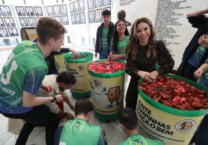Parlamento Jovem de Palmeira se une à Campanha Tampinha Paraná com entrega de doações na Assembleia Legislativa