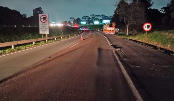 Buraco interdita parcialmente a BR-277, entre Curitiba e Campo Largo