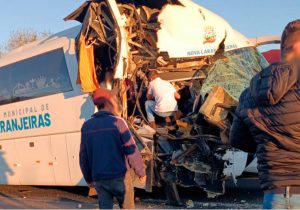 Grave acidente na BR-277 envolve ônibus e caminhão em Palmeira