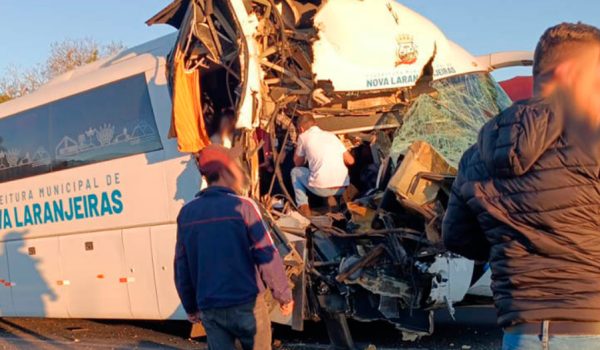 Grave acidente na BR-277 envolve ônibus e caminhão em Palmeira