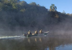 Polícia Militar Ambiental realiza operação no Rio Iguaçu e apreende materiais de pesca ilegal