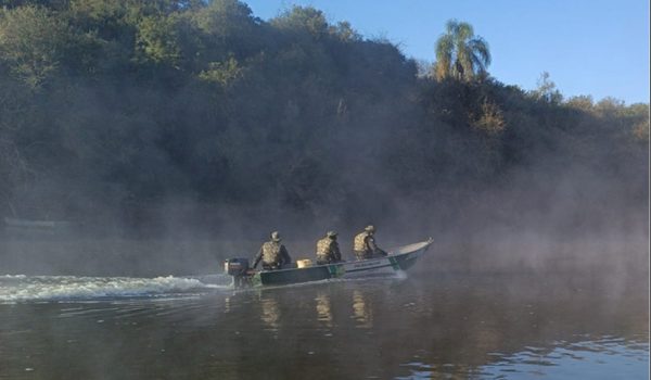 Polícia Militar Ambiental realiza operação no Rio Iguaçu e apreende materiais de pesca ilegal