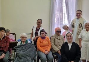 Padre João Marcos visita Palmeira e realiza atividade no Lar Sagrada Família