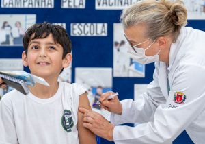 Força-tarefa de vacinação nas escolas do Paraná aplica quase 300 mil doses e atinge 85% das instituições estaduais