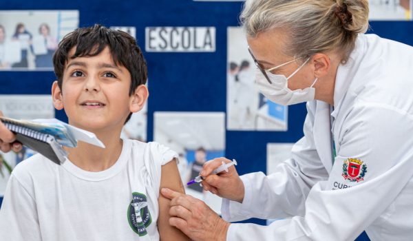 Força-tarefa de vacinação nas escolas do Paraná aplica quase 300 mil doses e atinge 85% das instituições estaduais