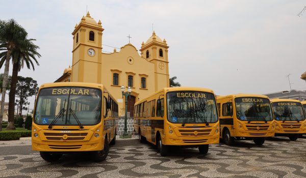 Prefeitura de Palmeira adquire 6 novos ônibus equipados com ar-condicionado para o transporte escolar