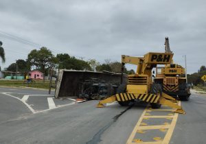 Equipamento industrial tomba de caminhão e interdita trecho da marginal da PR-151