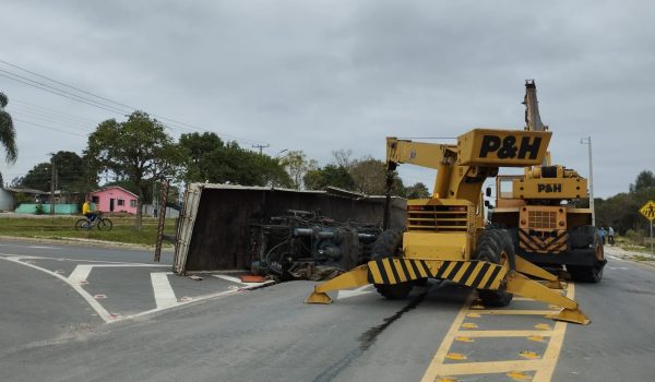 Equipamento industrial tomba de caminhão e interdita trecho da marginal da PR-151