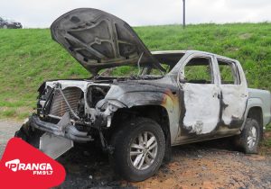 Incêndio em caminhonete assusta motorista na BR-277 em Palmeira, mas ninguém se fere