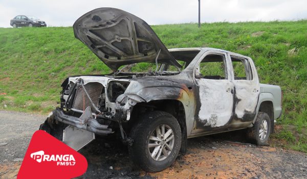 Incêndio em caminhonete assusta motorista na BR-277 em Palmeira, mas ninguém se fere