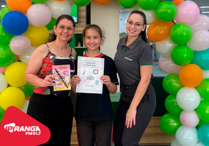 Criança de 11 anos foi a primeira a entregar o desenho na promoção entre Sicredi e Ipiranga FM