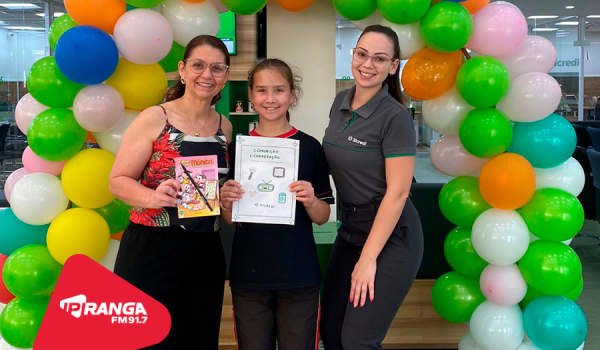 Criança de 11 anos foi a primeira a entregar o desenho na promoção entre Sicredi e Ipiranga FM