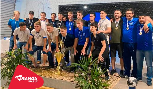 Pinheiral Sub-17 recebe troféu e medalhas da Liga de Futebol de Campo Largo