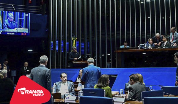 Senado aprova projeto que restringe uso de celular em sala de aula