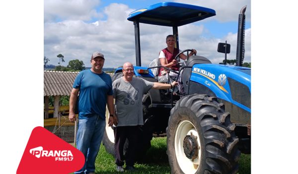 Colégio Agrícola de Palmeira recebe doação de trator da New Holland